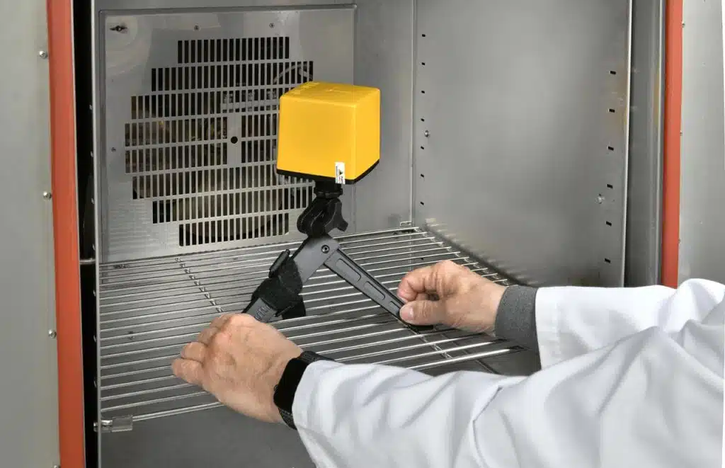 Comprobación con sonda de un equipo en el laboratorio EMC de telproCE