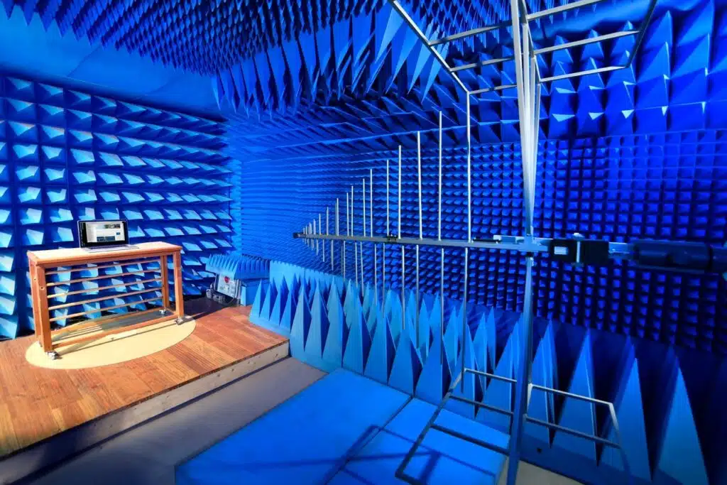 Interior de la cámara anecoica del laboratorio EMC de telproCE, con las pirámides absorbentes que evitan las reflexiones durante los ensayos
