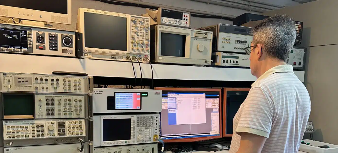 Xavi Garcia, responsable técnico de telproCE, en el banco de ensayos del laboratorio EMC