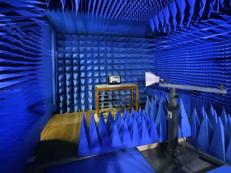 Equipo bajo ensayo sobre la mesa de la cámara anecoica de telproCE, con la antena de bocina orientada hacia él